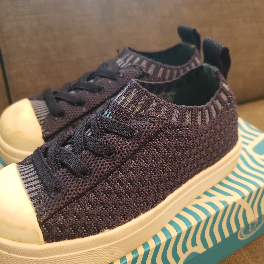 2 pairs of boys shoes. Native and See Kai Run. Size 8. - Picture 5 of 6